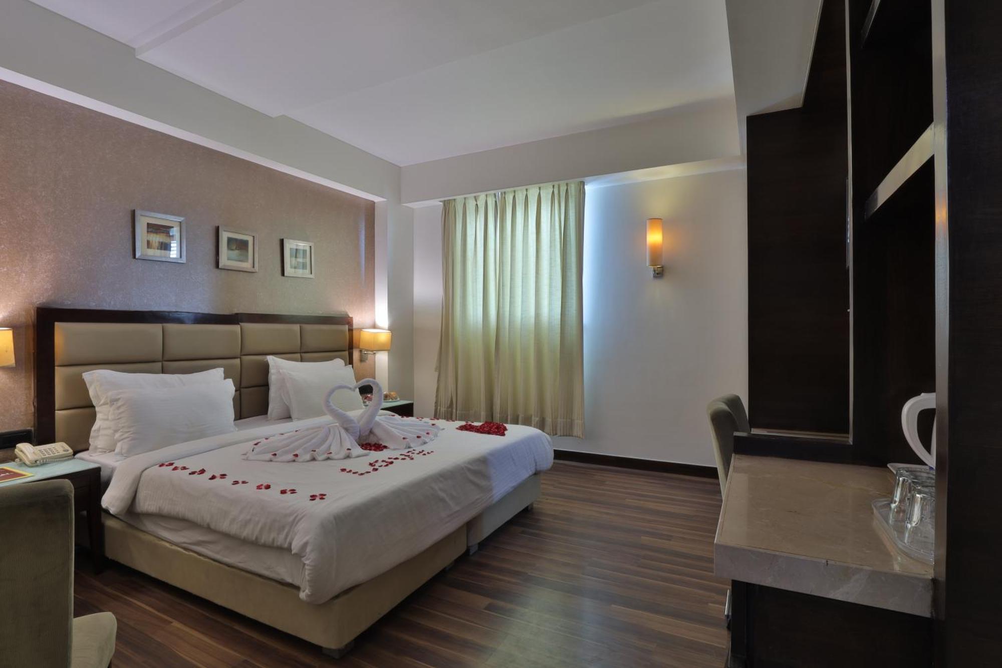 Krios Hotel - Near Sg Highway, Ahmedabad Exterior foto
