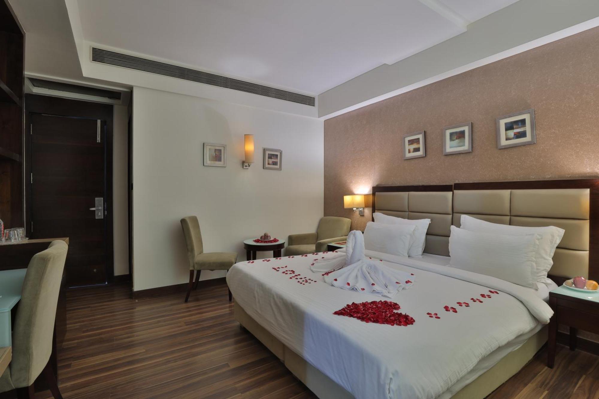 Krios Hotel - Near Sg Highway, Ahmedabad Exterior foto